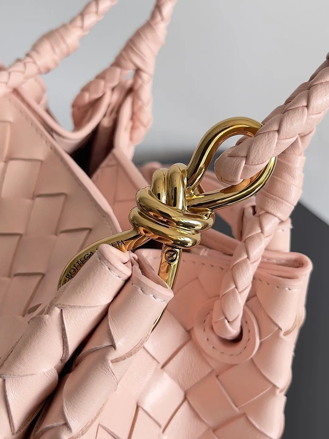 Batch 1760 BV home is new! Andiamo combines the Bottega Veneta archive parachute handbag to inherit retro elements and integrate modern trends. The same style as Shu Qi's in Beijing Night. It is a continuation of the classic bag. It has three functions: hand carry, shoulder and cross-body. It is embellished with metal brass knot buckles. It is small and has an amazing capacity. It can easily hold sunglasses in a box / small bottle of water / powder powder / charger and other daily necessities when going out. The upper body is versatile. Style number: 796569 Size: 21*17*16.5cm